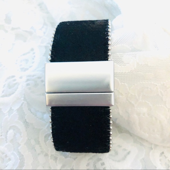 Magnetic closure wrap bracelet black w silver bead - Picture 3 of 4